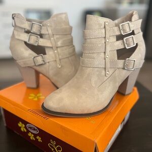 Like new tan bootie’s